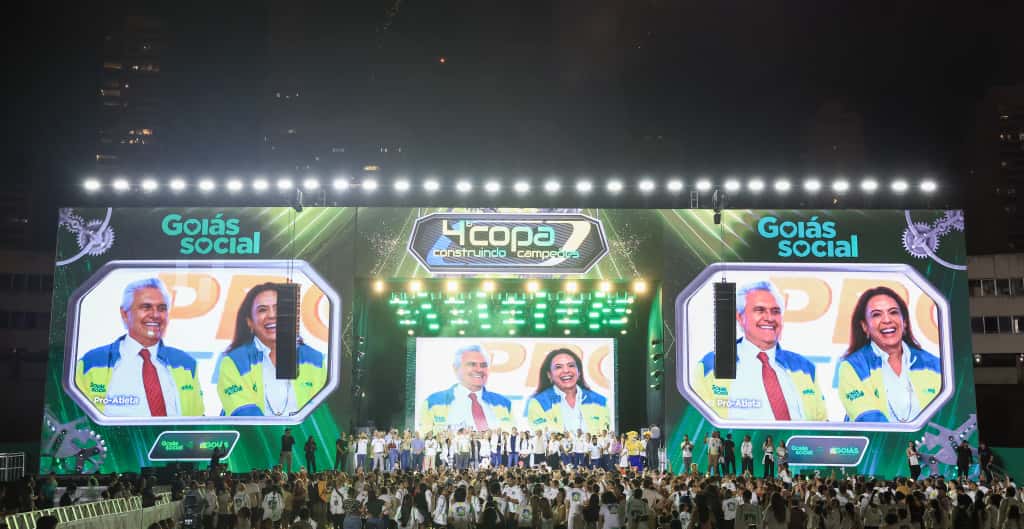 Governador Ronaldo Caiado com jovens atletas na Copa Construindo Campeões no Serra Dourada