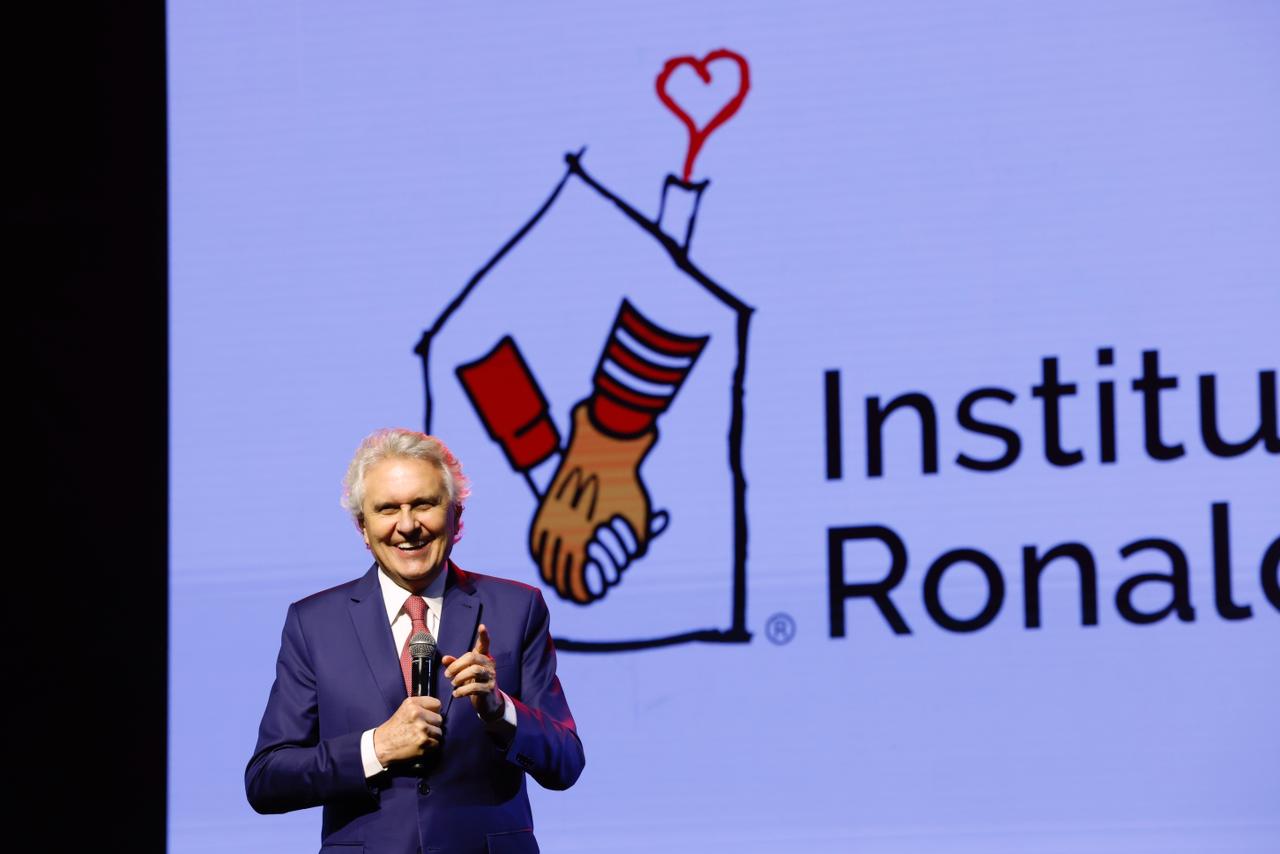 Governador Ronaldo Caiado e a primeira-dama Gracinha Caiado ao lado de representantes do Instituto Ronald McDonald durante o evento