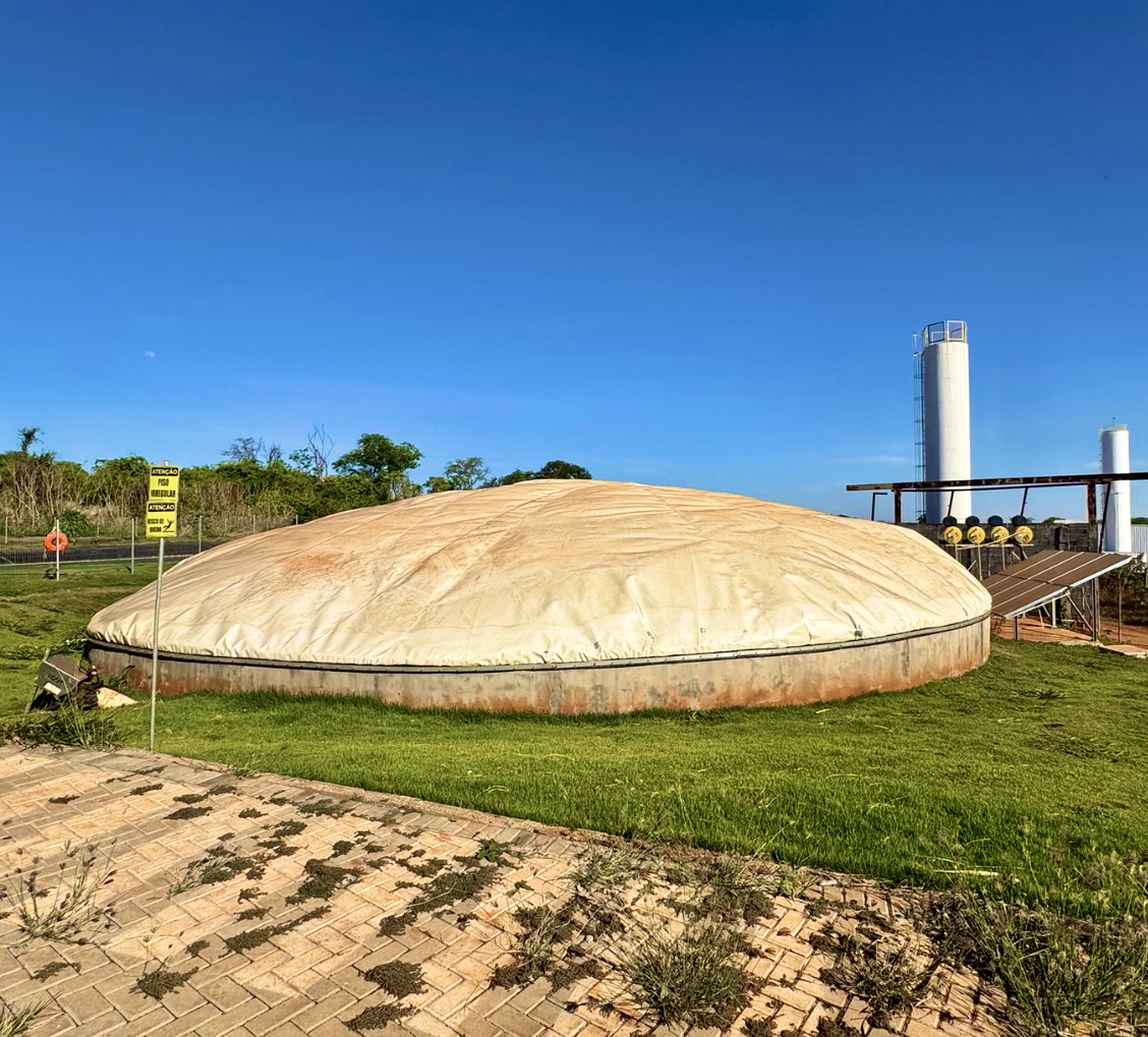 Vista do biodigestor instalado no CEASA Goiás, exemplo de sustentabilidade