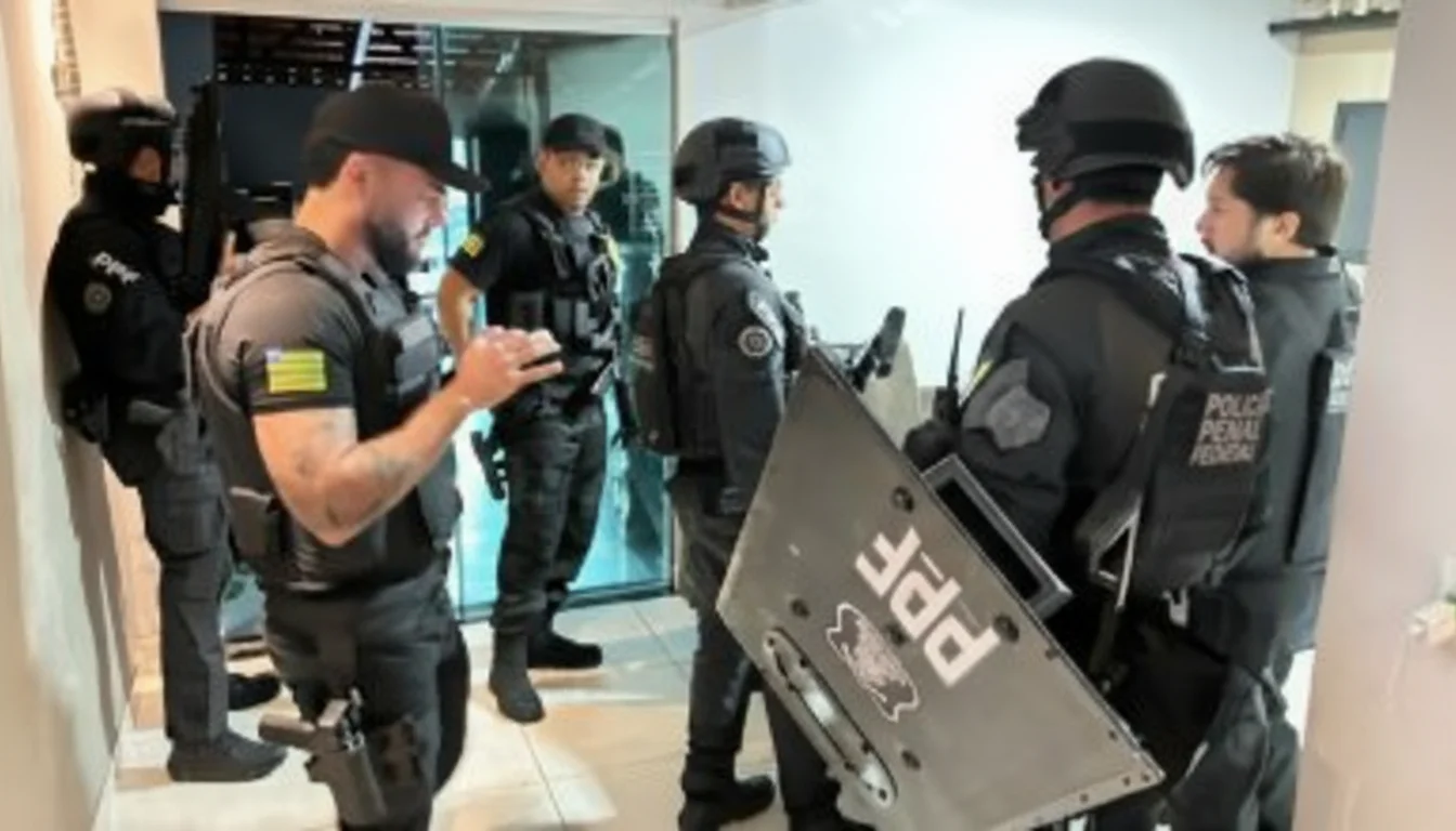 Agentes de polícia fortemente armados durante a Operação Corrosão