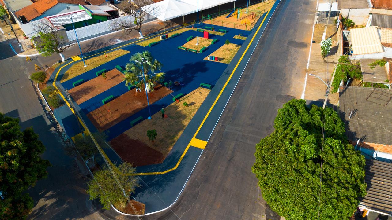 Prefeito Marden Júnior discursando durante a entrega da praça revitalizada